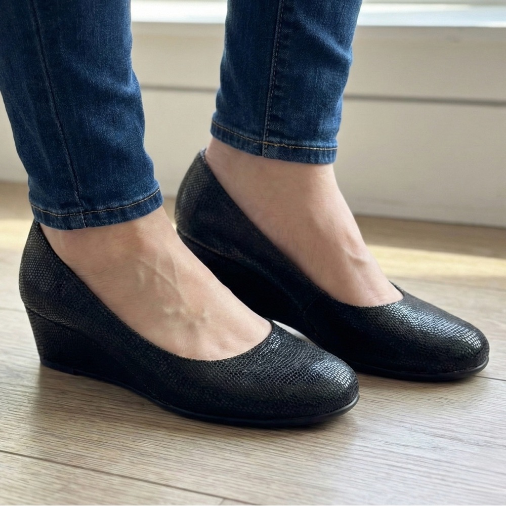A2 by Aerosoles Plumberry Black Snake Print Wedge Pumps Sz 9 Comfort Career Shoe